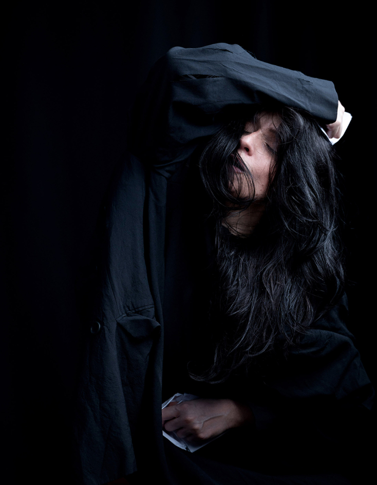 «Ρωγμές» στο θέατρο Ροές