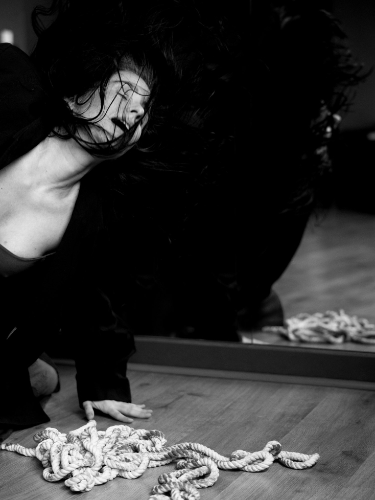 «Ρωγμές» στο θέατρο Ροές