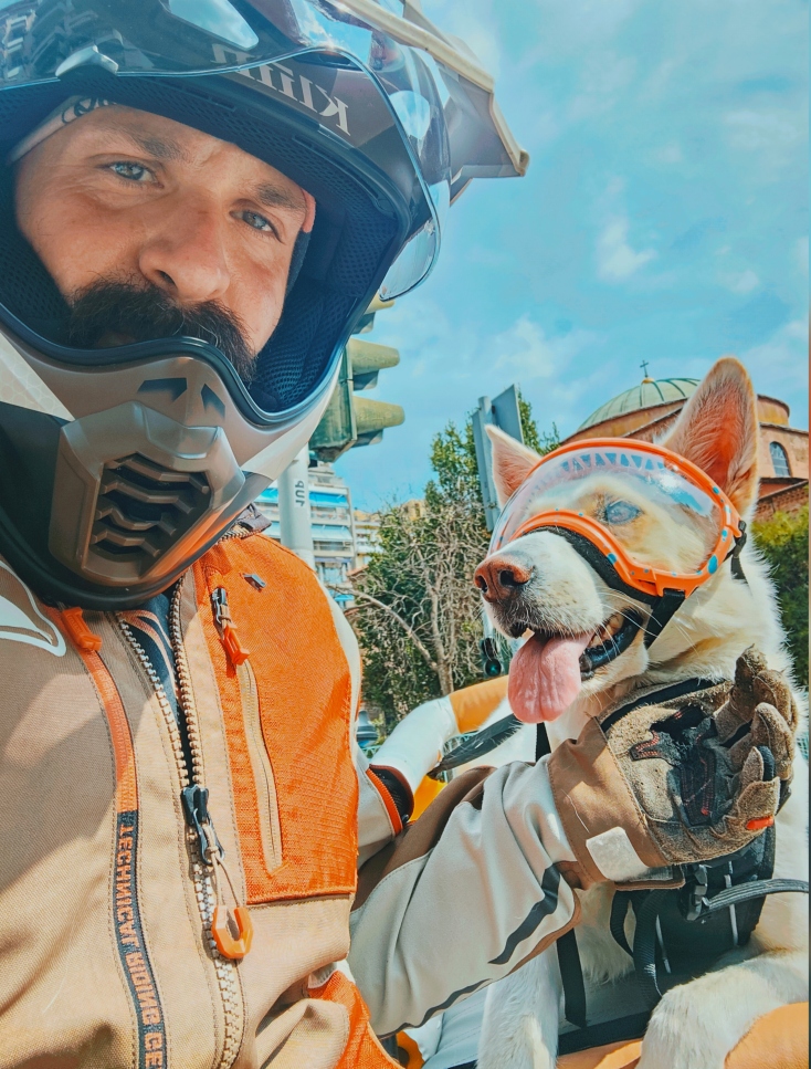 Ellie: Η διάσημη σκυλίτσα που ταξιδεύει ως συνοδηγός σε μοτοσικλέτα