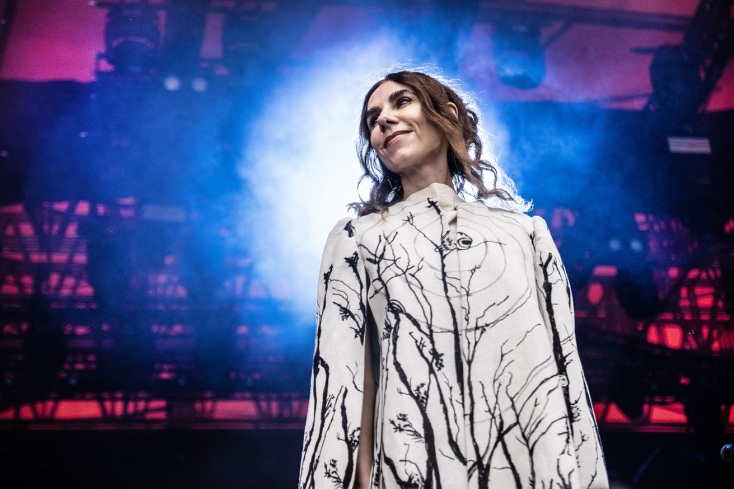 Η PJ Harvey διασκευάζει Joy Division - Ερμηνεύει τον post-punk ύμνο της δεκαετίας του '80 «Love Will Tear Us Apart» στη σειρά «Bad Sisters» του Apple TV+