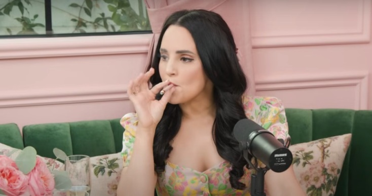 H YouTuber που κάπνισε τις στάχτες του πατέρα της 