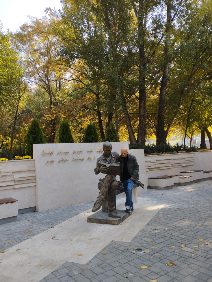 Ο λαθραναγνώστης συγγραφέας (Γιερεβάν)