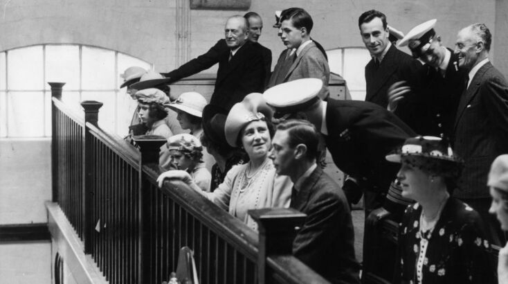 Η πριγκίπισσα Ελισάβετ (τρίτη από αριστερά) φωτογραφήθηκε με τους γονείς της στο παρεκκλήσι του Βασιλικού Ναυτικού Κολλεγίου μαζί με τον δόκιμο ναυτικό πρίγκιπα Φίλιππο της Ελλάδας και της Δανίας (στέκεται δεύτερος από δεξιά)