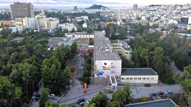 H τοιχογραφία εστιάζει στη σημασία της έννοιας της προσφοράς. Συνδέει το ιστορικό παρελθόν του Νοσοκομείου με το σήμερα και το μέλλον.