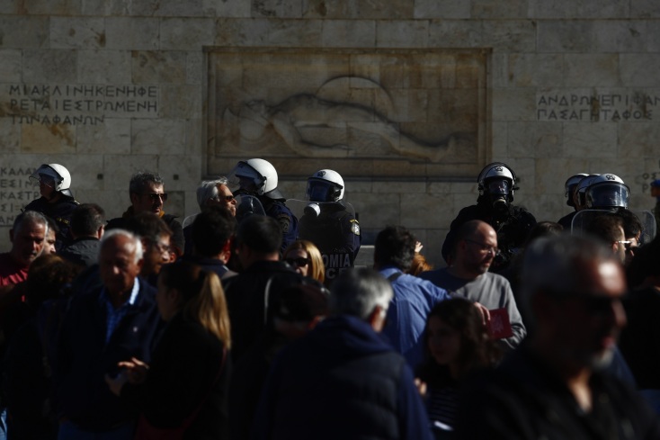 Γενική απεργία: Σε εξέλιξη οι συγκεντρώσεις διαμαρτυρίας - Φωτογραφικά στιγμιότυπα από τις κινητοποιήσεις στο κέντρο της Αθήνας.