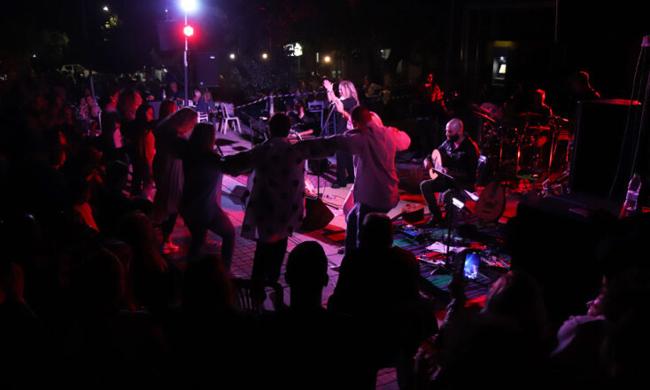 Η Ελένη Τσαλιγοπούλου στην πλατεία του χωριού Ροβιές 