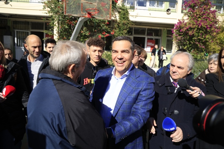 Το δώρο που έλαβε ο Αλέξης Τσίπρας στο εκλογικό κέντρο