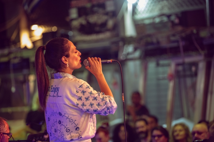 Βερόνικα Δαβάκη: Μιλάει για τη συνεργασία της με τον Βαγγέλη Κορακάκη στον δίσκο «Λαϊκή Απογευματινή» και μας προϊδεάζει για την παράσταση «Προσοχή Παρεμβολές!», που έρχεται στις 3 και τις 10 Δεκεμβρίου στο Θέατρο Άλσος