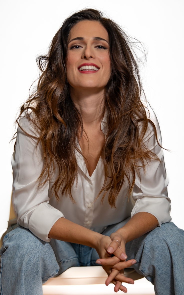 Βερόνικα Δαβάκη: Μιλάει για τη συνεργασία της με τον Βαγγέλη Κορακάκη στον δίσκο «Λαϊκή Απογευματινή» και μας προϊδεάζει για την παράσταση «Προσοχή Παρεμβολές!», που έρχεται στις 3 και τις 10 Δεκεμβρίου στο Θέατρο Άλσος