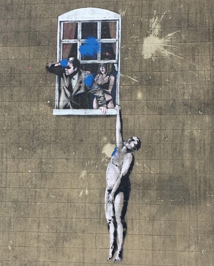 Banksy: Το έργο του διάσημου street artist «Well Hung Lover» θα πωληθεί μαζί με το κτίριο του Μπρίστολ στο οποίο είναι ζωγραφισμένο