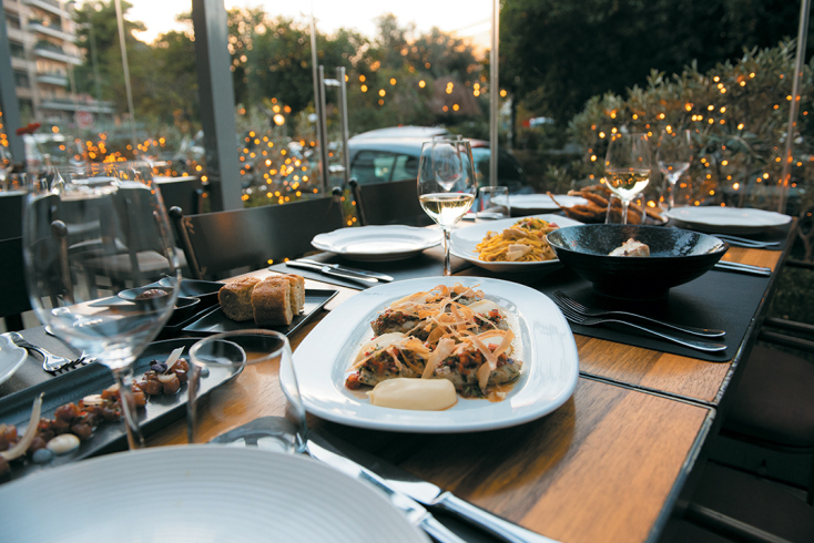 Βασίλαινας: Ιn Head-to-Tail we trust