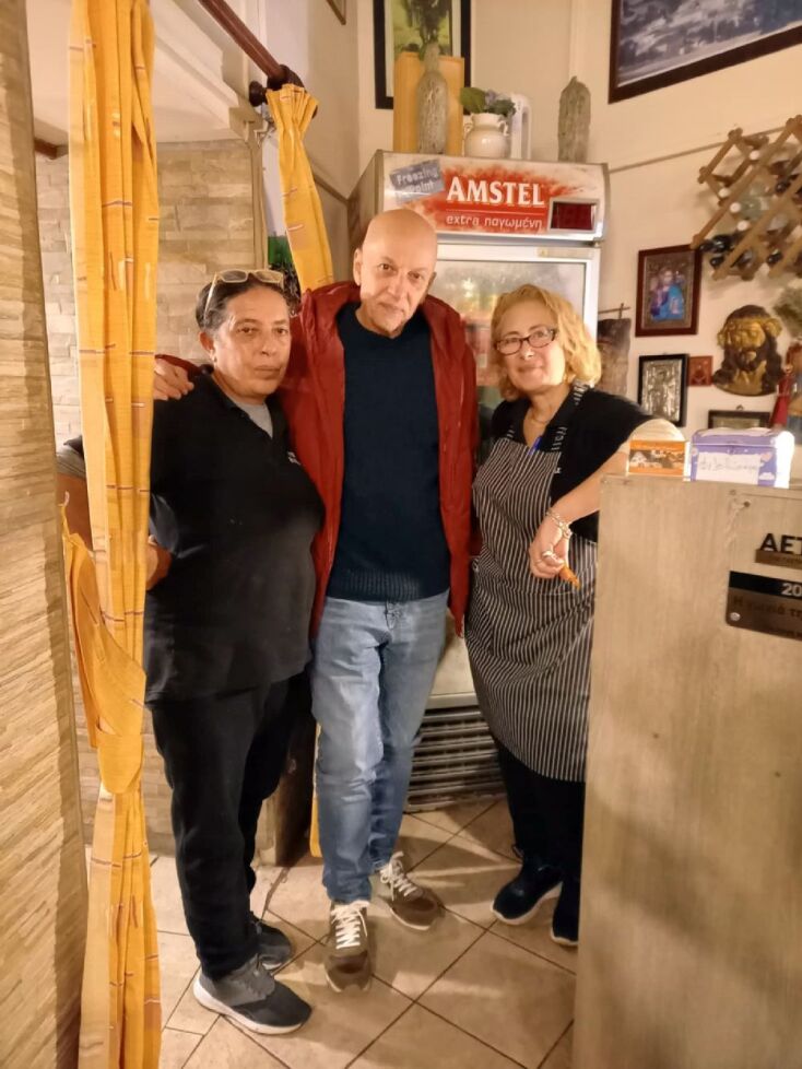 Από αριστερά: Η Γιάννα, ο συγγραφέας Άρης Σφακιανάκης και η Βίλλυ