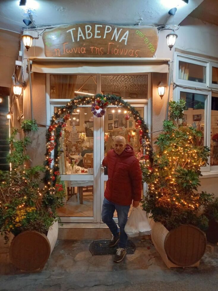 Ο ευτυχής συγγραφέας εξέρχεται με τα doggy bags