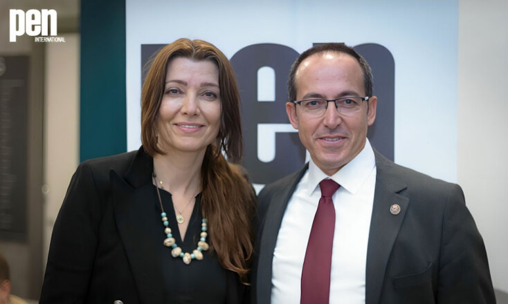 Η συγγραφέας Ελίφ Σαφάκ με τον συγγραφέα και πρόεδρο του PEN International Μπουρχάν Σονμέζ στο 90ο Συνέδριο του PEN International