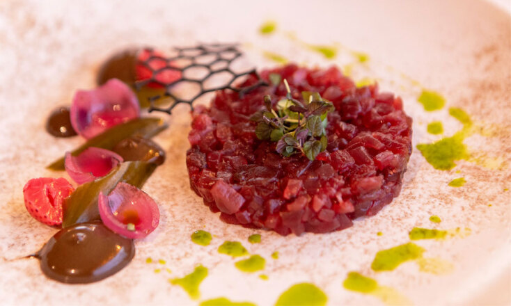 Ταρτάρ από ελληνικό τόνο, χειροποίητες πίκλες σε ζύμωση και κρέμα μαύρου σκόρδου