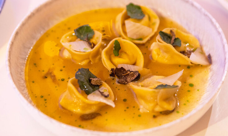 Χειροποίητα ραβιόλι αστακού σε ελαφρύ ζωμό από το κεφάλι του και χειμερινή μαύρη τρούφα