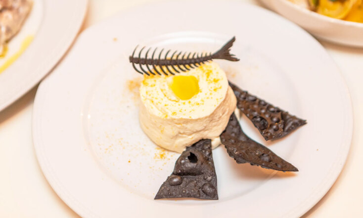 Μους από λευκό ταραμά με τρίμμα αβγοτάραχου και χειροποίητα κράκερς από μελάνι σουπιάς