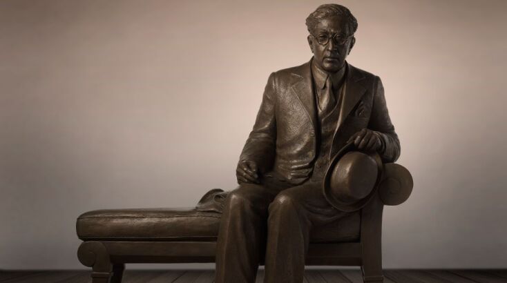 Το επόμενο διάστημα, θα τοποθετηθεί κι ένα μπρούτζινο γλυπτό-παγκάκι του Κ.Π. Καβάφη προς τιμή του Αλεξανδρινού ποιητή