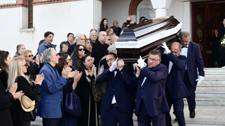 Xειροκροτήματα την ώρα που το φέρετρο βγήκε από την εκκλησία 