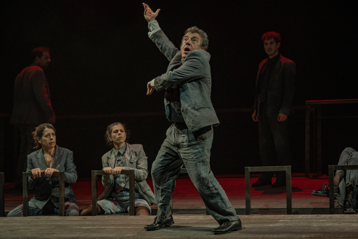 Ο Μανώλης Μαυροματάκης στην παράσταση «Ματαρόα στον ορίζοντα» στην Εναλλακτική Σκηνή της ΕΛΣ