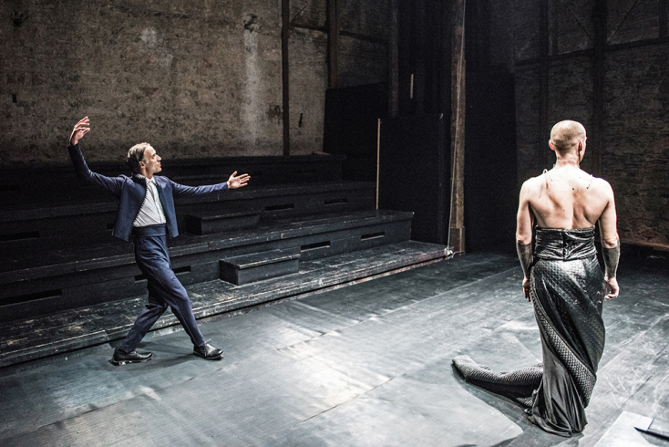 Κριτική του Δημήτρη Τσατσούλη για το έργο «Αιαυτός» του Δημήτρη Δημητριάδη, σε σκηνοθεσία Χάρη Φραγκούλη, στο θέατρο Σφενδόνη / Ανδρέας Κωνσταντίνου (Οδυσσέας), Γιάννης Παπαδόπουλος (Τέκμησσα) © Karol Jarek