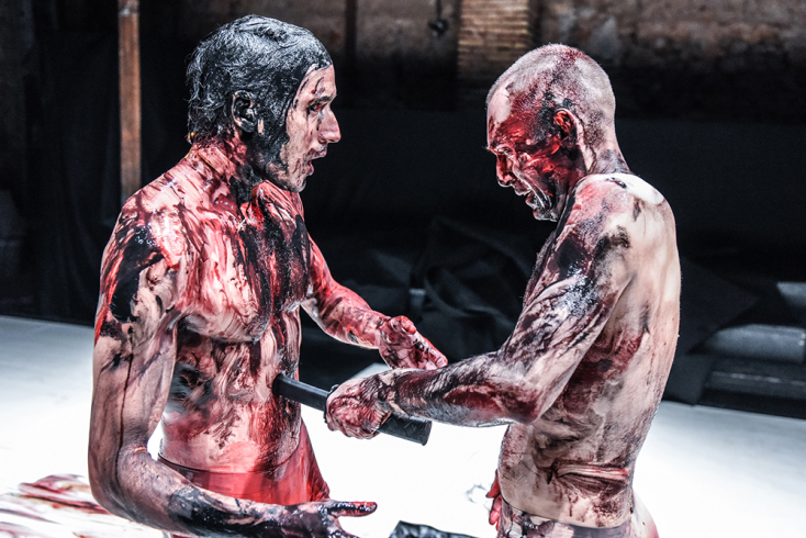 Κριτική του Δημήτρη Τσατσούλη για το έργο «Αιαυτός» του Δημήτρη Δημητριάδη, σε σκηνοθεσία Χάρη Φραγκούλη, στο θέατρο Σφενδόνη  / Ανδρέας Κωνσταντίνου (Αίας), Γιάννης Παπαδόπουλος (Τέκμησσα) © Karol Jarek