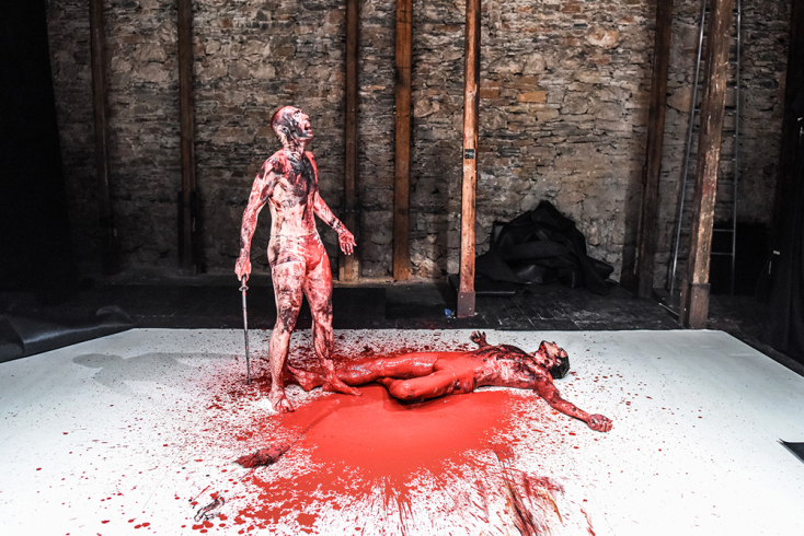 Κριτική του Δημήτρη Τσατσούλη για το έργο «Αιαυτός» του Δημήτρη Δημητριάδη, σε σκηνοθεσία Χάρη Φραγκούλη, στο θέατρο Σφενδόνη  / Γιάννης Παπαδόπουλος (Τέκμησσα), Ανδρέας Κωνσταντίνου (Αίας) © Karol Jarek