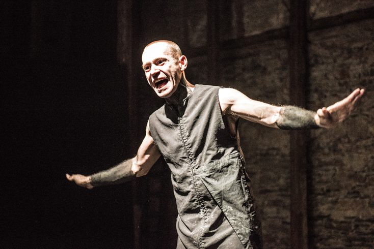 Κριτική του Δημήτρη Τσατσούλη για το έργο «Αιαυτός» του Δημήτρη Δημητριάδη, σε σκηνοθεσία Χάρη Φραγκούλη, στο θέατρο Σφενδόνη  / Γιάννης Παπαδόπουλος (Μενέλαος) © Karol Jarek 