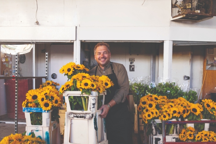 Το τριαντάφυλλο παραμένει ο «βασιλιάς του λουλουδιού». Στην Ανθαγορά Αθηνών συναντάμε επίσης γαρίφαλα, αμάραντα, χρυσάνθεμα και ζέρμπερες.