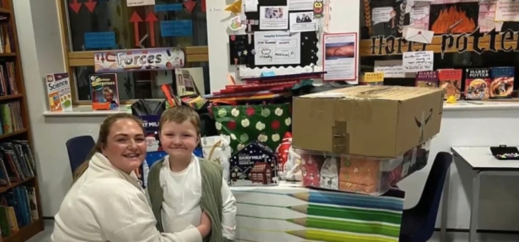 Αγόρι με λευχαιμία γίνεται Άγιος Βασίλης και δίνει δώρα σε παιδιά