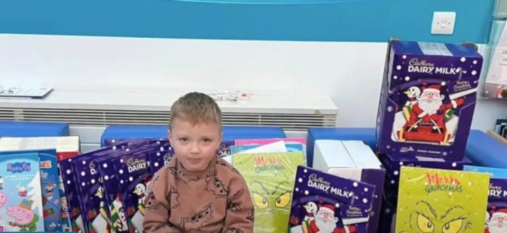 Αγόρι με λευχαιμία γίνεται Άγιος Βασίλης και δίνει δώρα σε παιδιά