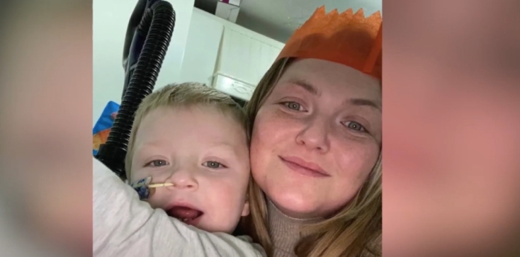 Αγόρι με λευχαιμία γίνεται Άγιος Βασίλης και δίνει δώρα σε παιδιά