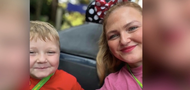 Αγόρι με λευχαιμία γίνεται Άγιος Βασίλης και δίνει δώρα σε παιδιά