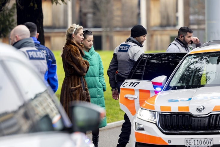 Ελβετία: Γυμνόστηθα μέλη της ουκρανικής φεμινιστικής οργάνωσης Femen κατέστρεψαν μνημείο έξω από το κτίριο των Ηνωμένων Εθνών στη Γενεύη.