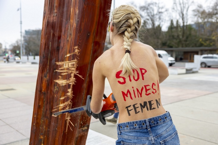 Ελβετία: Γυμνόστηθα μέλη της ουκρανικής φεμινιστικής οργάνωσης Femen κατέστρεψαν μνημείο έξω από το κτίριο των Ηνωμένων Εθνών στη Γενεύη.