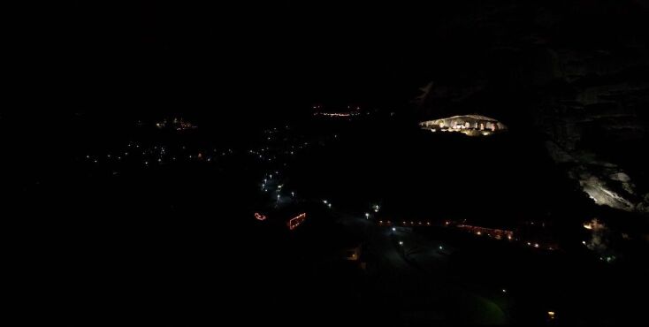 Καλαμπάκα: Εντυπωσιάζει η φάτνη στους βράχους των Μετεώρων - Χριστούγεννα σε ατμόσφαιρα κατάνυξης στη δεύτερη μεγαλύτερη μοναστική κοινότητα της χώρας 