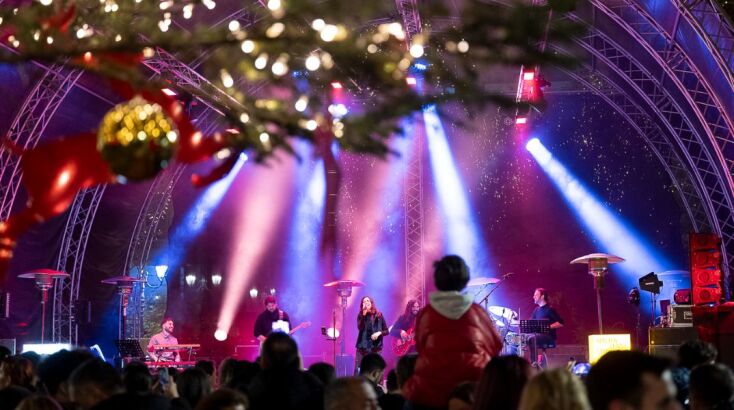 Ο Δήμος Αθηναίων μεταμορφώνει αυτές τις γιορτές την πόλη σε ένα παραμυθένιο σκηνικό, γεμάτο μελωδίες, φως, μαγεία, και εκπλήξεις.