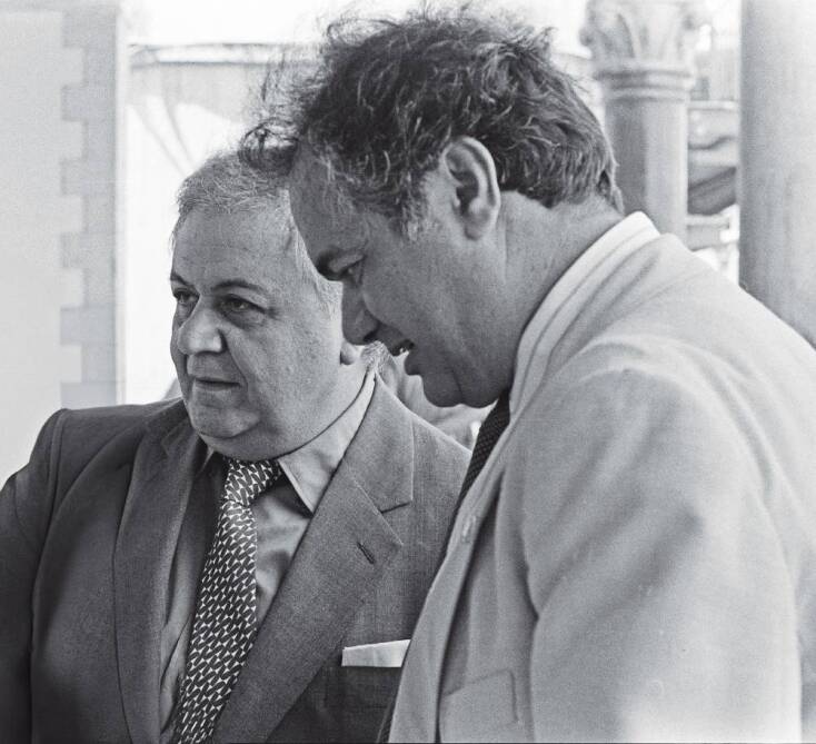 Ο Μάνος Χατζιδάκις μαζί με τον Δήμαρχο Ηρακλείου, Μανόλη Καρέλλη.