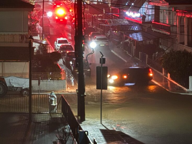 Κακοκαιρία: Δύσκολη νύχτα στο Αγρίνιο - Εγκλωβίστηκε οδηγός - Ήχησε το 112