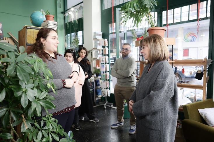Κατερίνα Σακελλαροπούλου: Η Πρόεδρος της Δημοκρατίας επισκέφθηκε το βιβλιοπωλείο Book Garden στο Κουκάκι και αγόρασε βιβλία ενόψει των εορτών