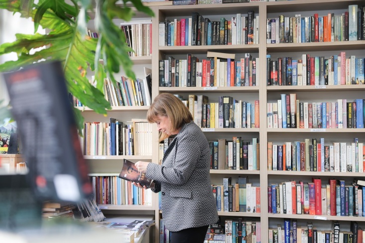 Κατερίνα Σακελλαροπούλου: Η Πρόεδρος της Δημοκρατίας επισκέφθηκε το βιβλιοπωλείο Book Garden στο Κουκάκι και αγόρασε βιβλία ενόψει των εορτών