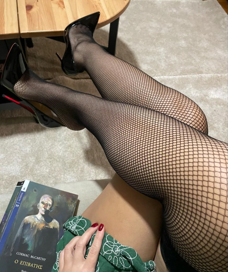 Αθηνά Χατζή: Αυτό είναι το πιο σέξι προφίλ στο ελληνικό Bookstagram