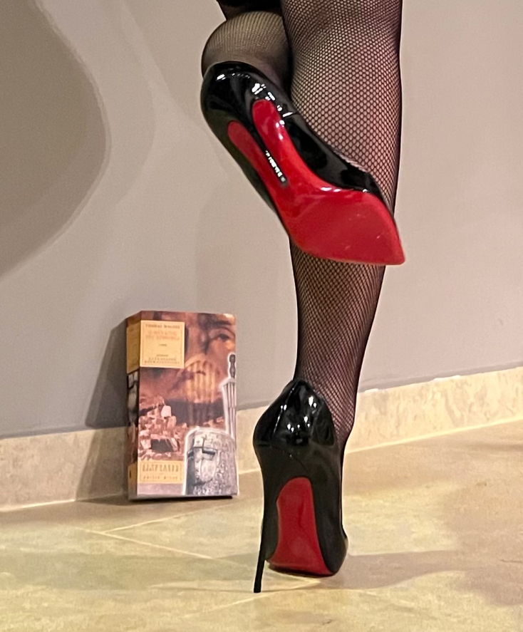 Αθηνά Χατζή: Αυτό είναι το πιο σέξι προφίλ στο ελληνικό Bookstagram