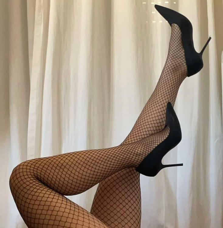 Αθηνά Χατζή: Αυτό είναι το πιο σέξι προφίλ στο ελληνικό Bookstagram