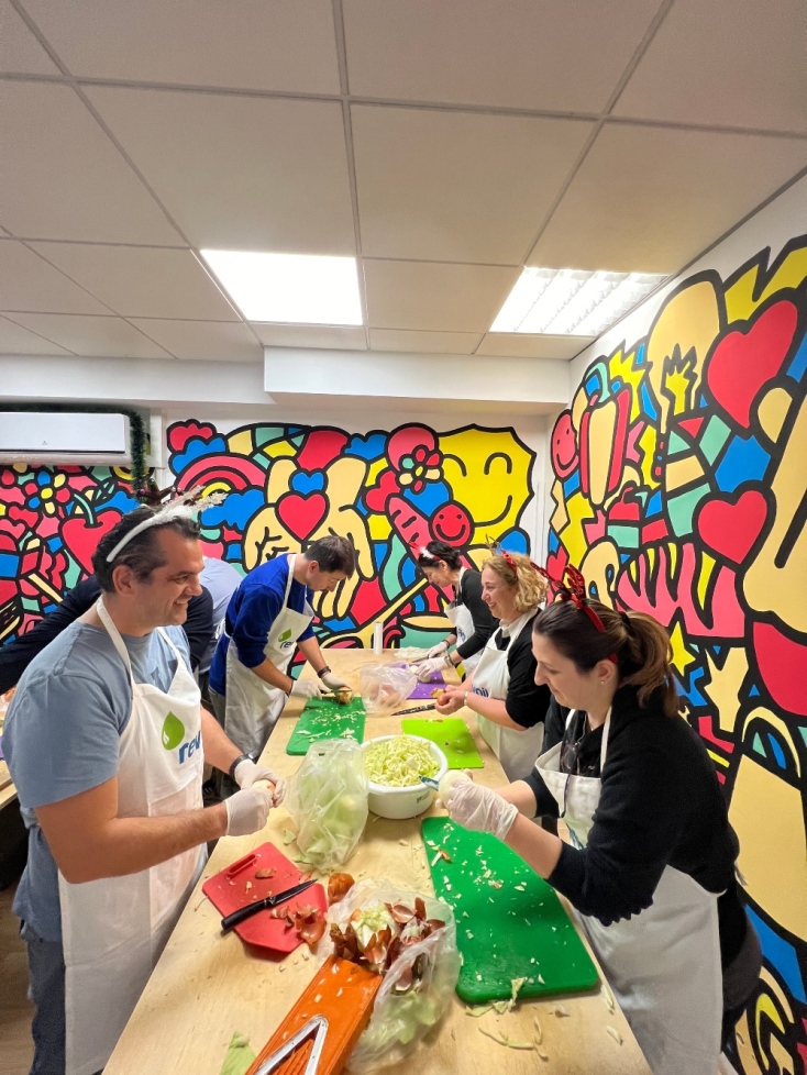 Η δύναμη ενός γεύματος: Μια εμπειρία με τη REVOIL στην κοινωνική κουζίνα του GENESIS Hellas