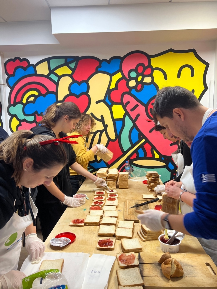 Η δύναμη ενός γεύματος: Μια εμπειρία με τη REVOIL στην κοινωνική κουζίνα του GENESIS Hellas