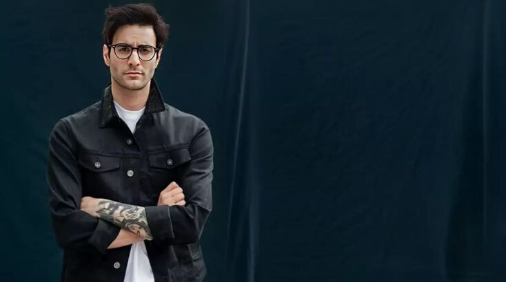 Ο Ίαν Στρατής είναι ένας πολυτάλαντος τραγουδιστής, μουσικός, performer και μουσικός παραγωγός