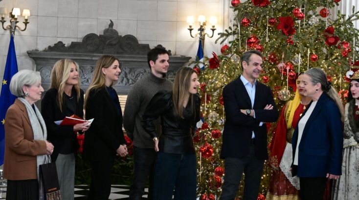 Ο Κυριάκος Μητσοτάκης άκουσε τα χριστουγγενιάτικα κάλαντα στο Μέγαρο Μαξίμου