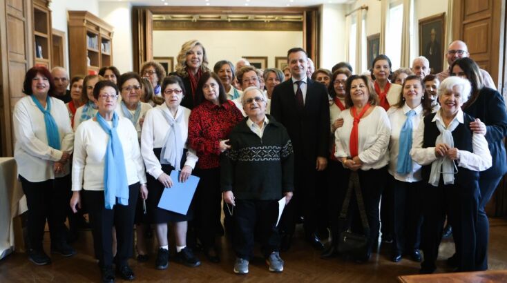 Ο Χάρης Δούκας άκουσε τα χριστουγεννιάτικα κάλαντα στο Δημαρχείο της Αθήνας