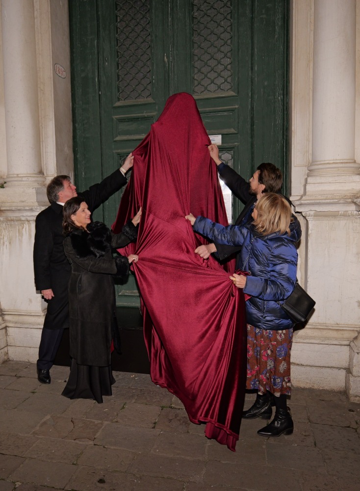 Το έργο τέχνης αποκαλύφθηκε στις 21 Δεκεμβρίου στον υπαίθριο χώρο του φημισμένου Teatro La Fenice 